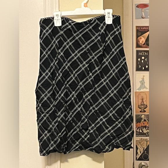 Aeropostale Dresses & Skirts - Aeropostale Plaid Black and White Fitted Midi Skirt